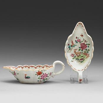 A pair of export porcelain famille rose sauce boats, Qing dynasty, Qianlong (1736-1795).