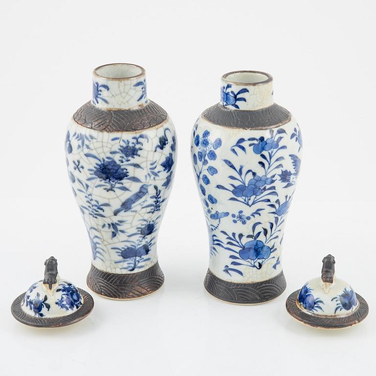 Lockurnor, ett par, porslin, Kina, 1900-talets början.