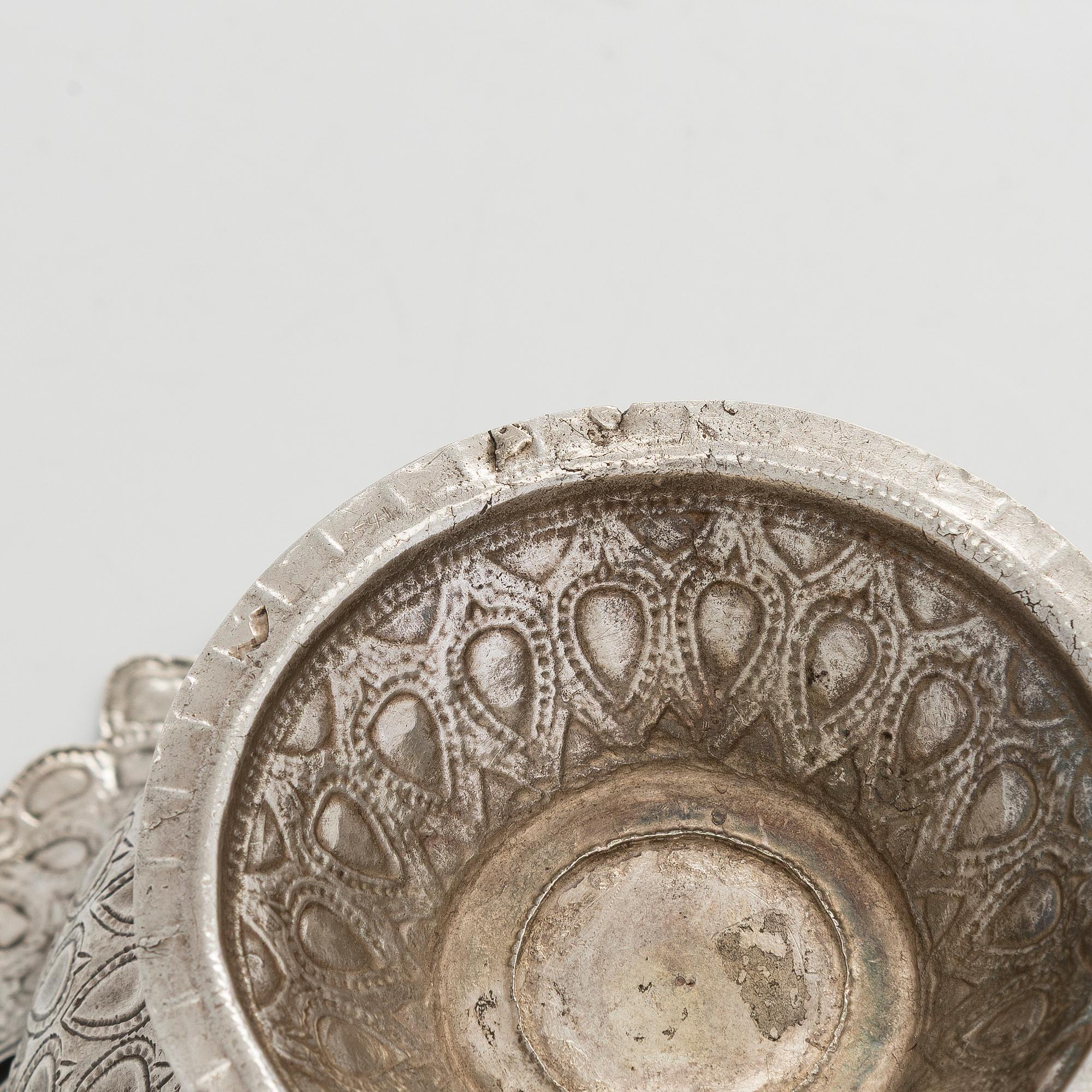 Malja, hopeaa, mogultyylinen, 1700-luku. Suomalaiset tarkastusleimat, Ossian Hopea, Porvoo 1977.