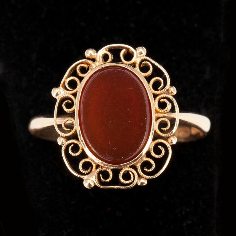 RING, guld 14K, karneol, Helsingfors 1949. Tot. vikt 3 g.