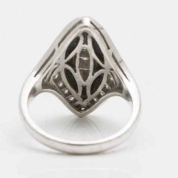 RING, 18K vitguld, besatt med små diamanter samt svart sten.