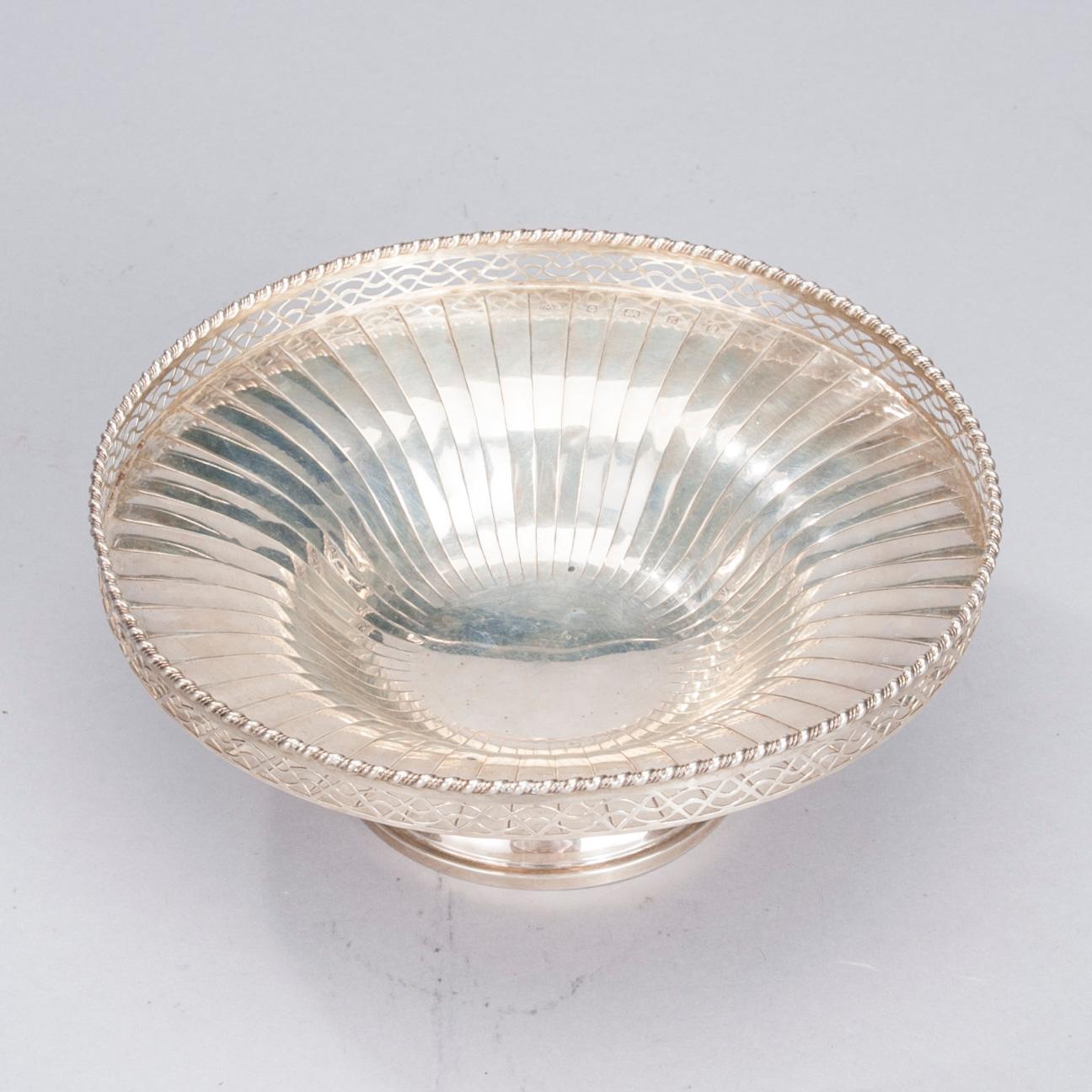 SKÅLAR, 3 st, sterling silver, Birmingham 1934-1938. Vikt 479 g.