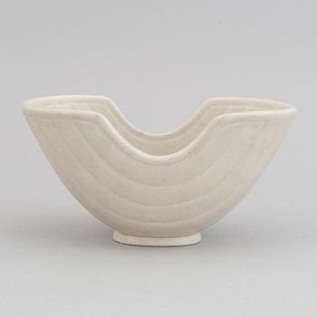 Gunnar Nylund, a set of two stoneware lidded bowls and a bowl, Rörstrand 1940's.