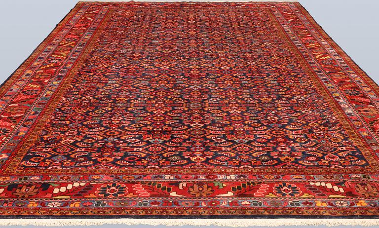 A semi-antique Lilian carpet, approx. 429 x 297 cm.