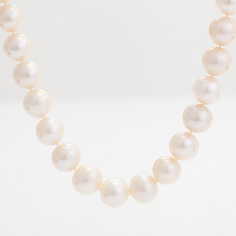 A cultured pearl necklace, clasp in 14K gold with diamonds ca 0.12 ct in total.
