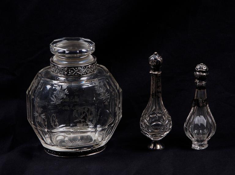 FLASKA SAMT FLAKONGER, 2 st, silver o glas. 1800/1900-tal.