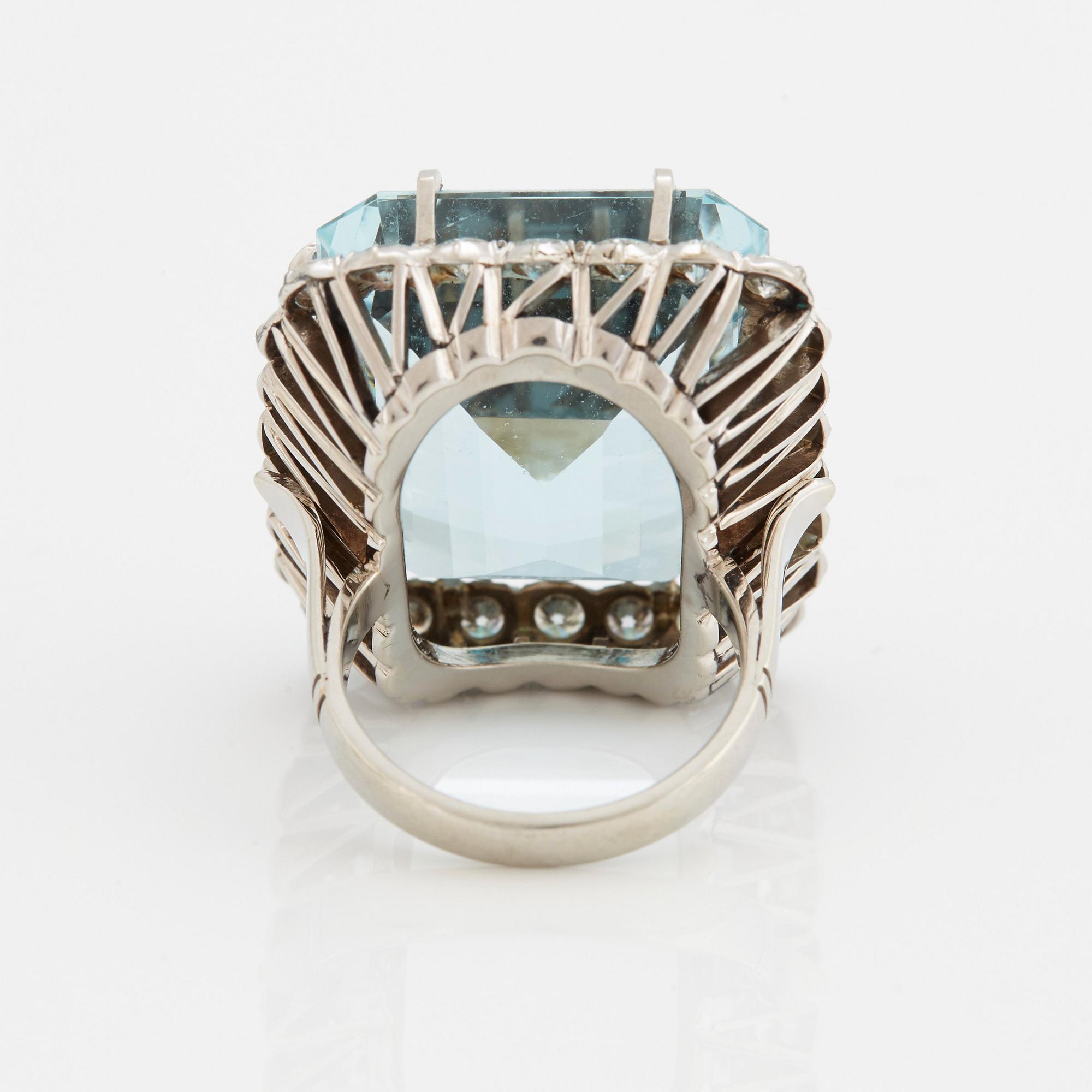 RING med en akvamarin och briljantslipade diamanter.