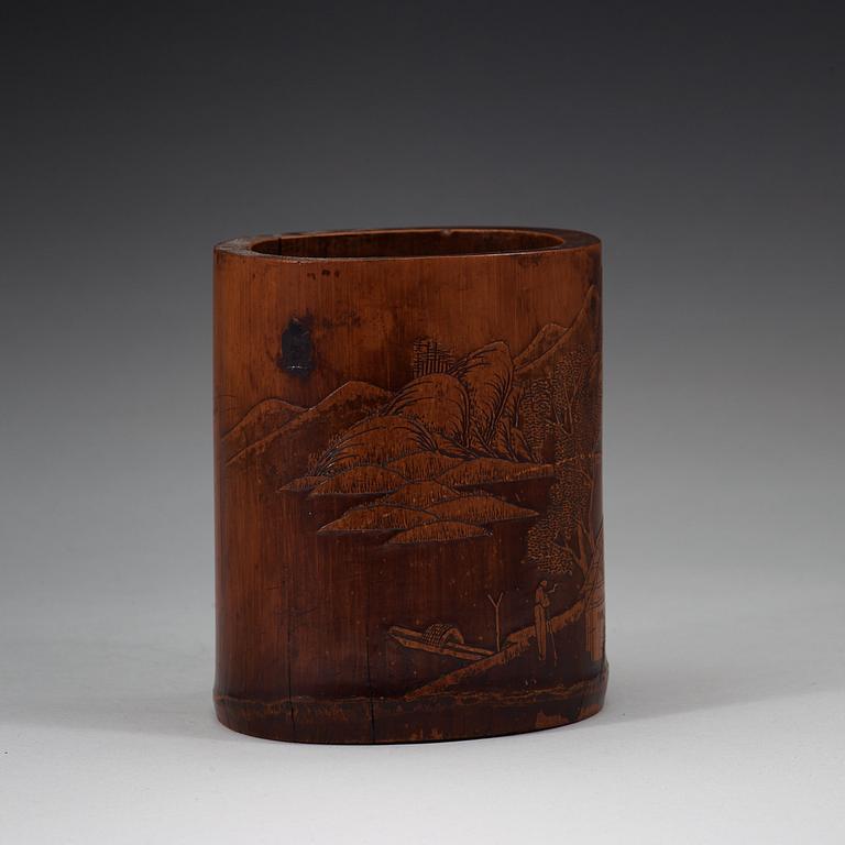 PENSELMUGG, bambu. Skuren dekor, tidigt 1900-tal.