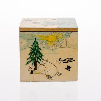 DOSA, trä, och MUMINFIGURINER, 3 st, keramik, Signe Hammarsten-Jansson, Arabia, 1950-tal.