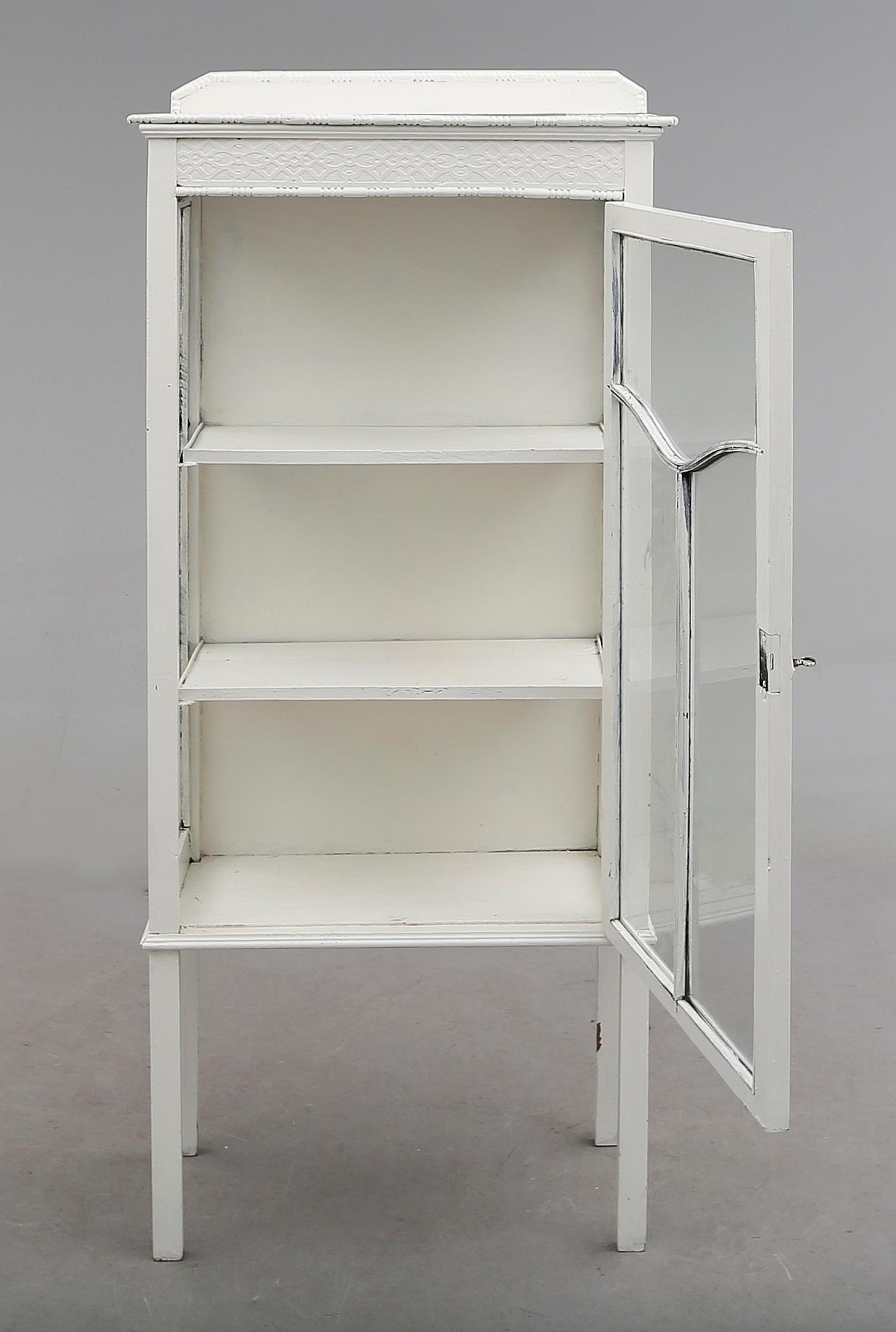 VITRINSKÅP, 1900-talets första hälft.