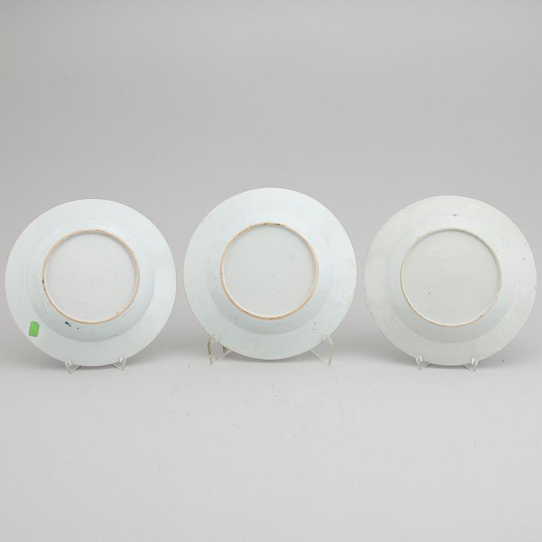 TALLRIKAR, tre stycken, kompaniporslin. Qingdynastin, Qianlong (1736-95).