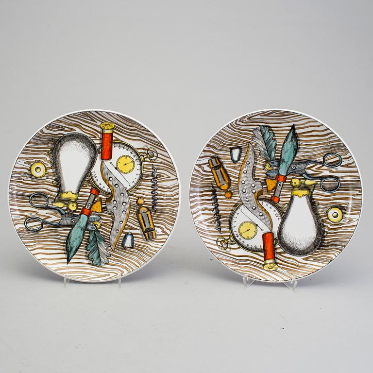 FORNASETTI, tallrikar, 6 st, "Oggetti Caccia", flintgods, Milano, Italien, 1950/60-tal.
