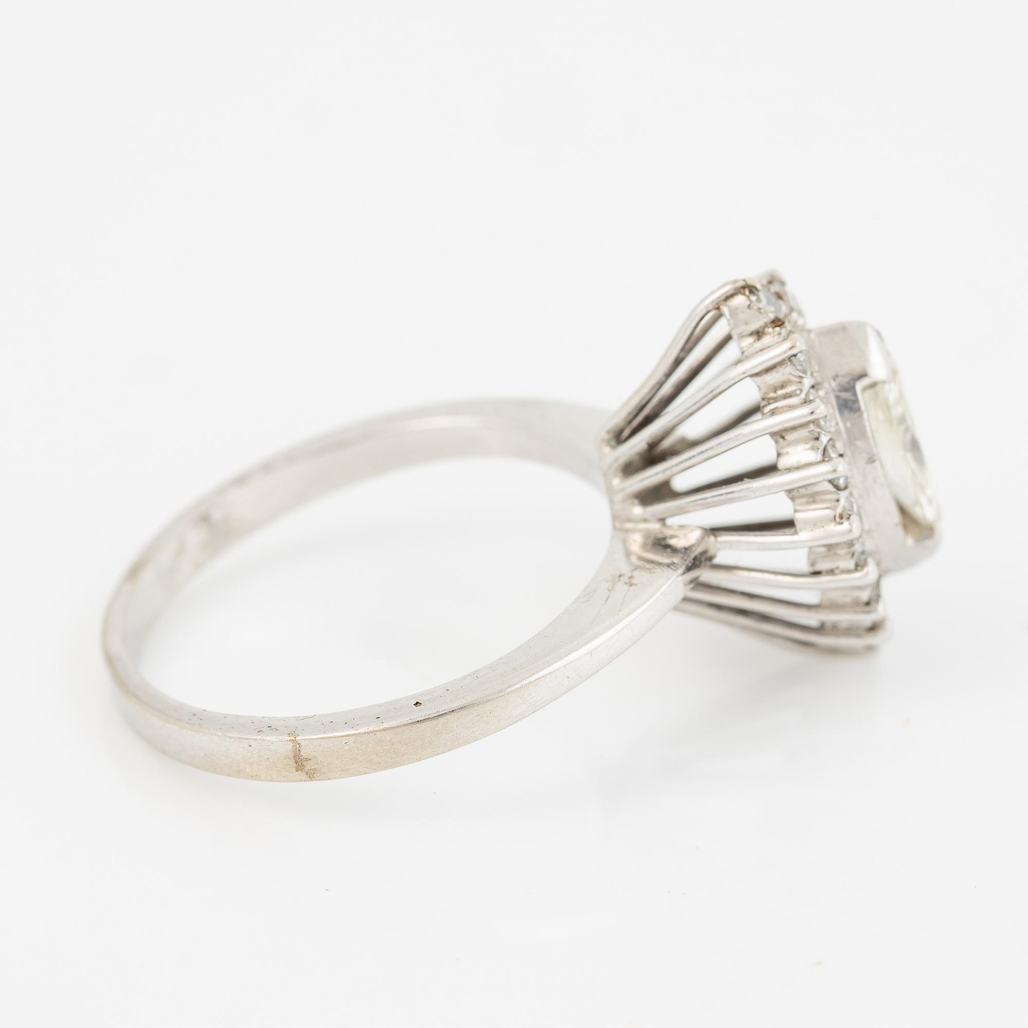 Ring in white gold with a navette-cut diamond and octagon-cut diamonds.