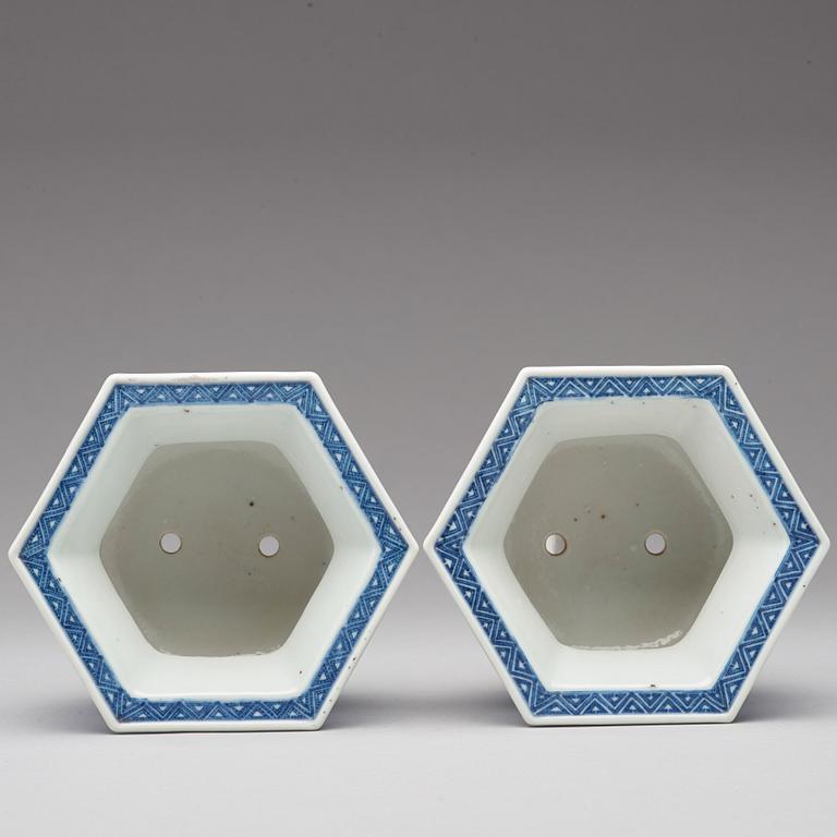 A pair of blue and white flower pots, late Qing dynasty, with Qianlongs seal mark.