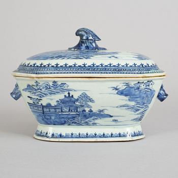 Terrin med lock, kompaniporslin. Qingdynastin, Qianlong (1736-95).