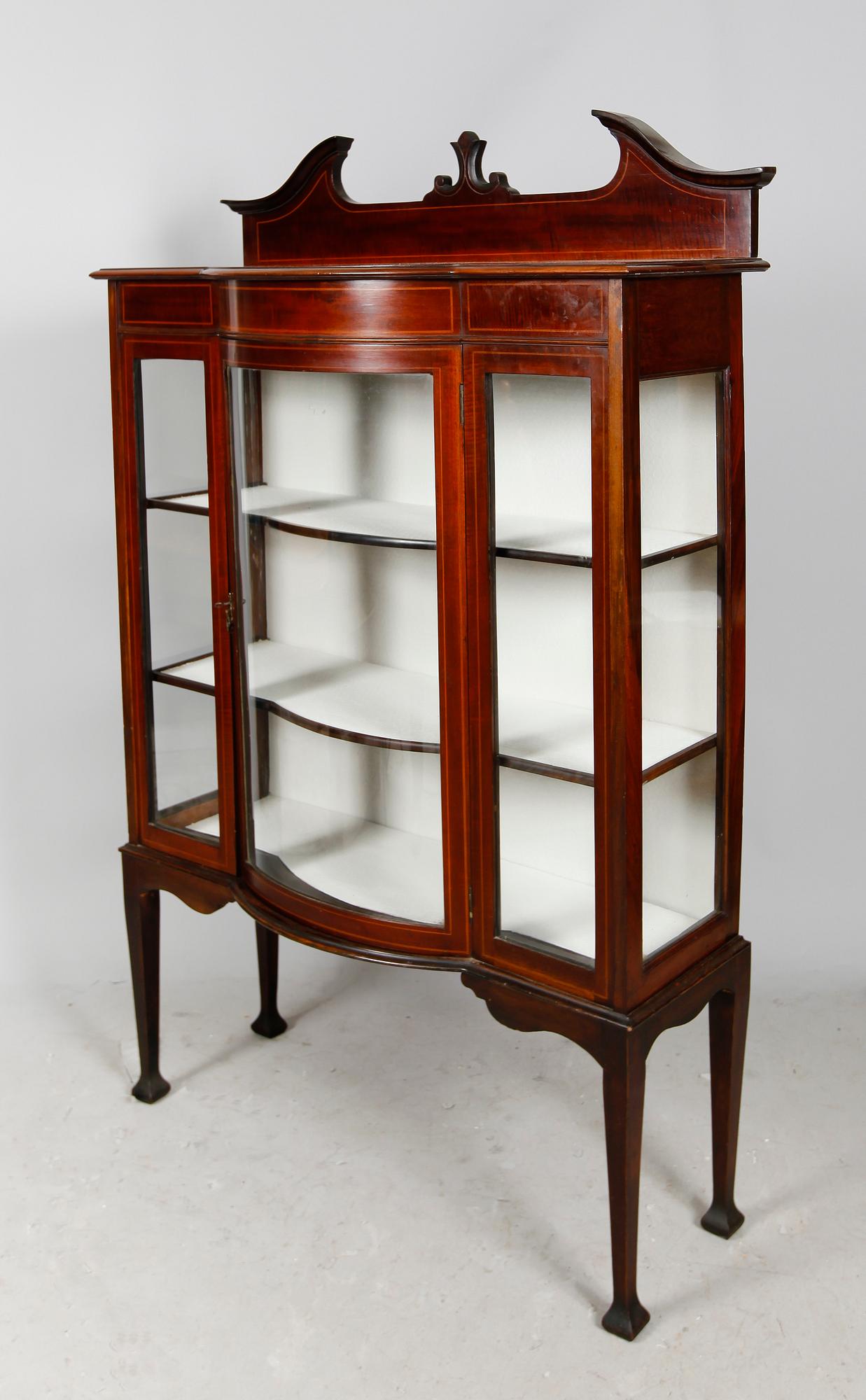 VITRINSKÅP, England, 1900-tal.