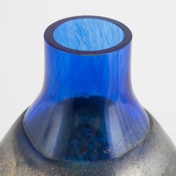 Bertil Vallien, flaskformad vas, glas Kosta Boda Atelier.
