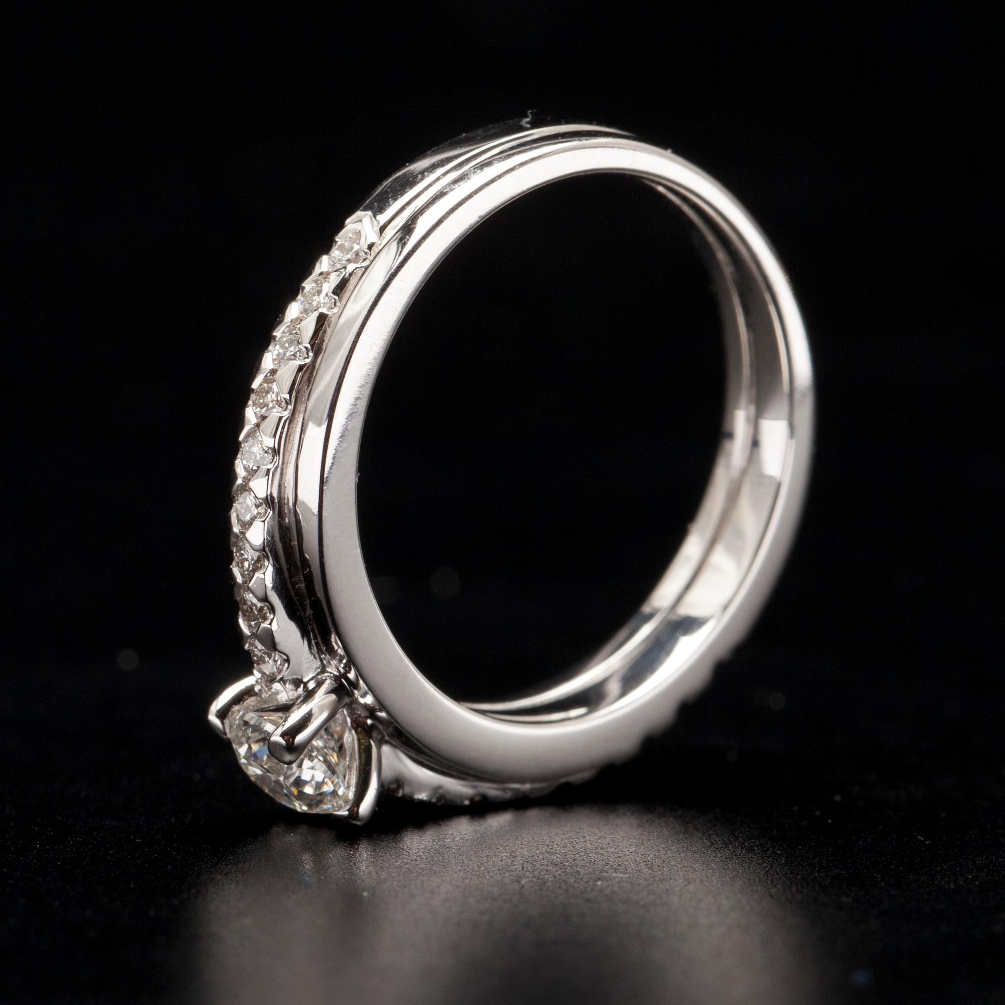 RING, vitguld 18K, mittsten 0,30 ct, sidostenar tot. 0,48 ct. Vikt 3,2 g. Intyg.