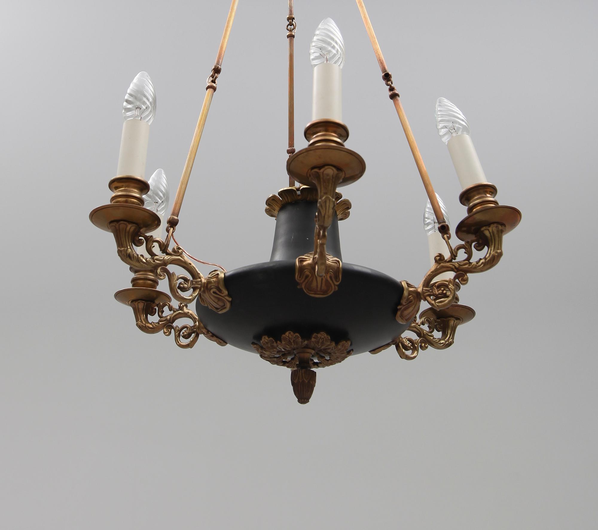 TAKAMPEL, empirestil, 1900-talets första hälft. Höjd ca 80 cm.