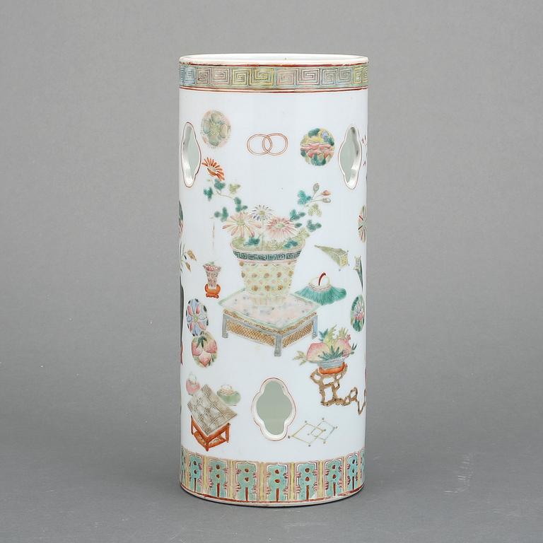 PENSELVAS, porslin, Kina, 1900-tal.