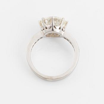 An 18K white gold ring set with a round brilliant-cut diamond.