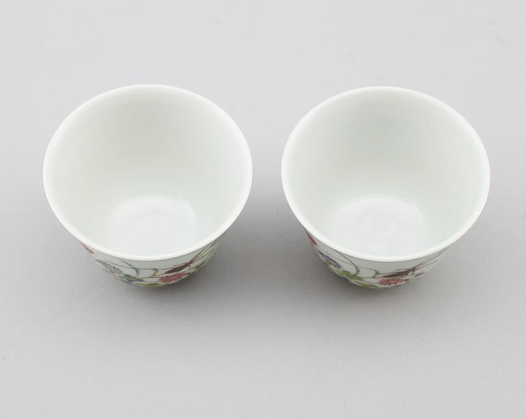 KOPPAR, 2 st, porslin, Kina, med Yongzheng sex karaktärers märke, 1900-tal.