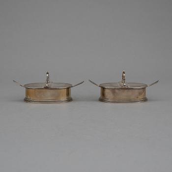 SALT- OCH PEPPARKAR, ett par, med 4 SKEDAR, silver, Borgila, Stockholm, 1951. Vikt ca 354g.