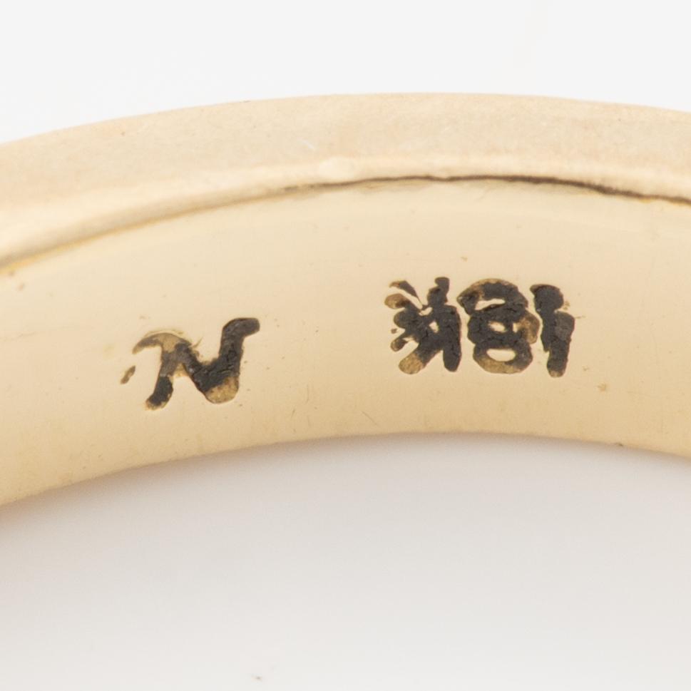 18K gold ring with a round brilliant-cut diamond.
