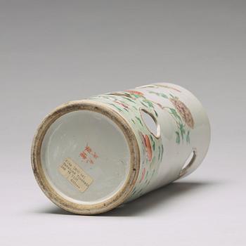 PERUKSTOCK/VAS, porslin. Qingdynastin, omkring 1900.