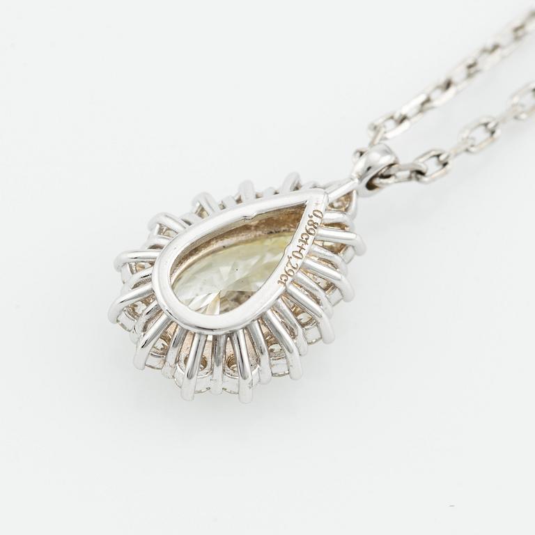 Necklace with drop-shaped diamond, accompanied by a GIA dossier.