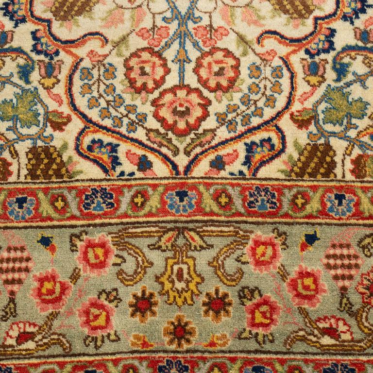 A carpet, semiantik Täbris, 290 x 195 cm.