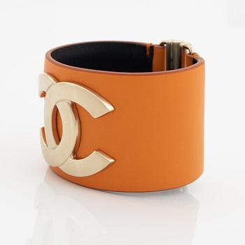 Chanel, a leather and steel bracelet, size S.