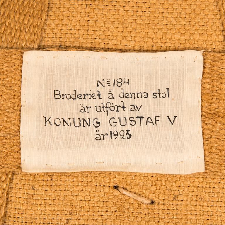 Karmstol, tillhört drottning Viktoria, Solliden, sits med broderi av Gustav V. Sannolikt Italien, 1800-tal.