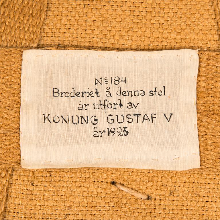 Nojatuoli, kuulunut kuningatar Viktorialle, Sollidenissa, istuin Kuningas Kustaa V:n kirjoma. Tod.näk. Italia, 1800-luku.