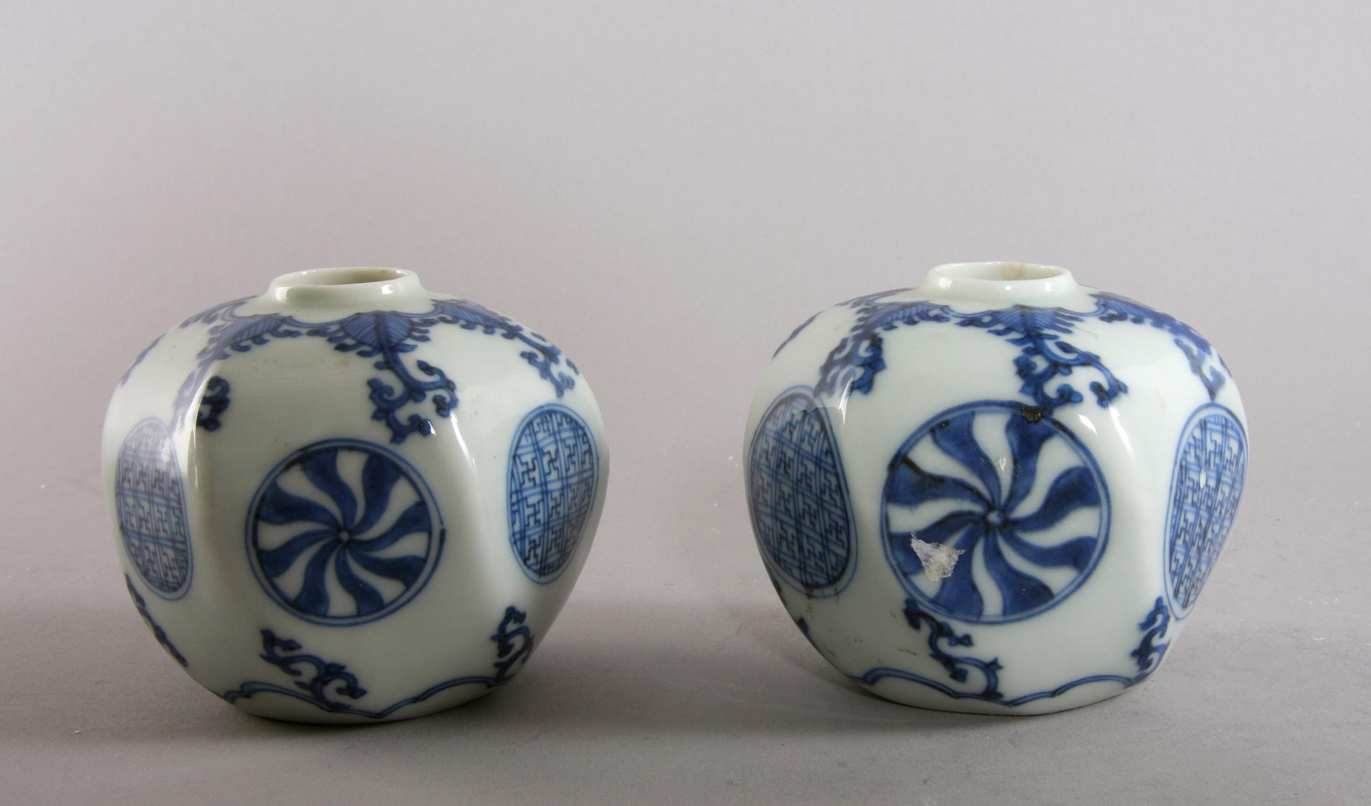 BOJANER, ett par, porslin, Kina.