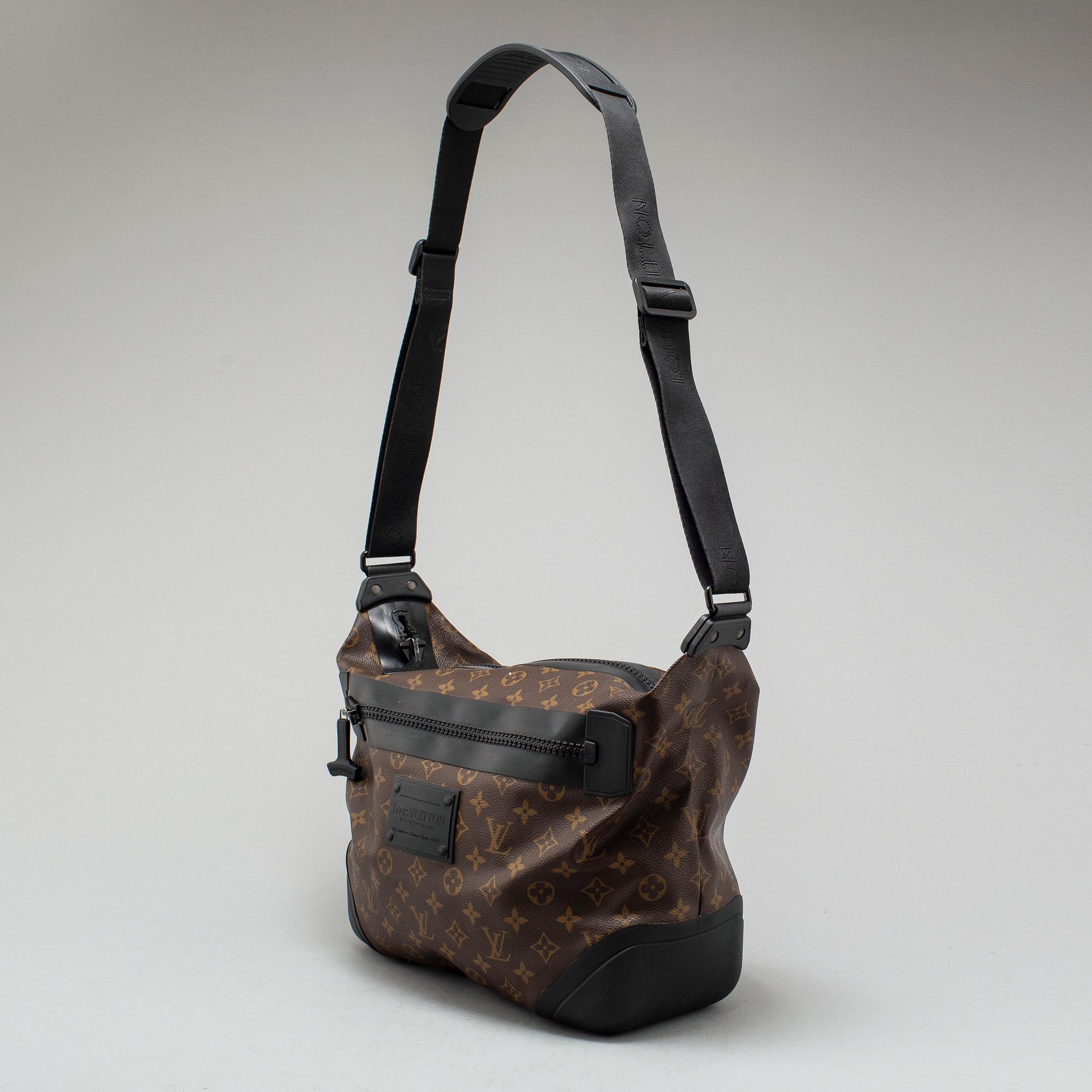 LOUIS VUITTON Voyage Waterproof bag. Bukowskis