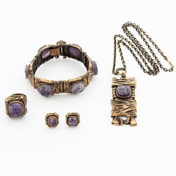Pentti Sarpaneva, A bracelet, a pair of earrings, a ring, and a pendant, bronze with amethyst, Finland 1960s.