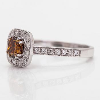 An 18K white gold ring, with a brownish-yellow diamond approximately 0.85 ct and white diamonds. Italy.