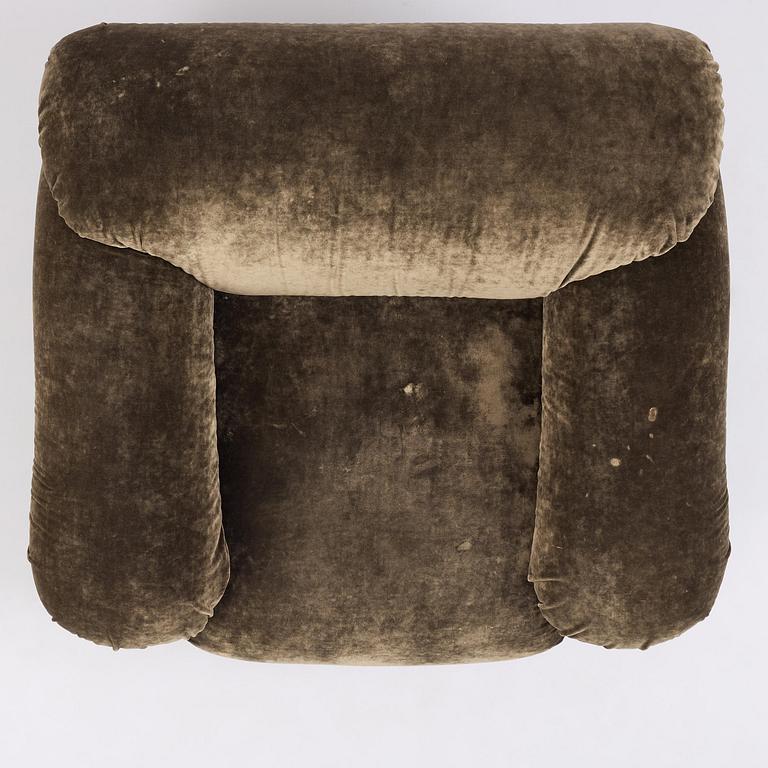 Gianfranco Frattini, a pair of "Sesann" armchairs, Tacchini, Italy, post 2015.