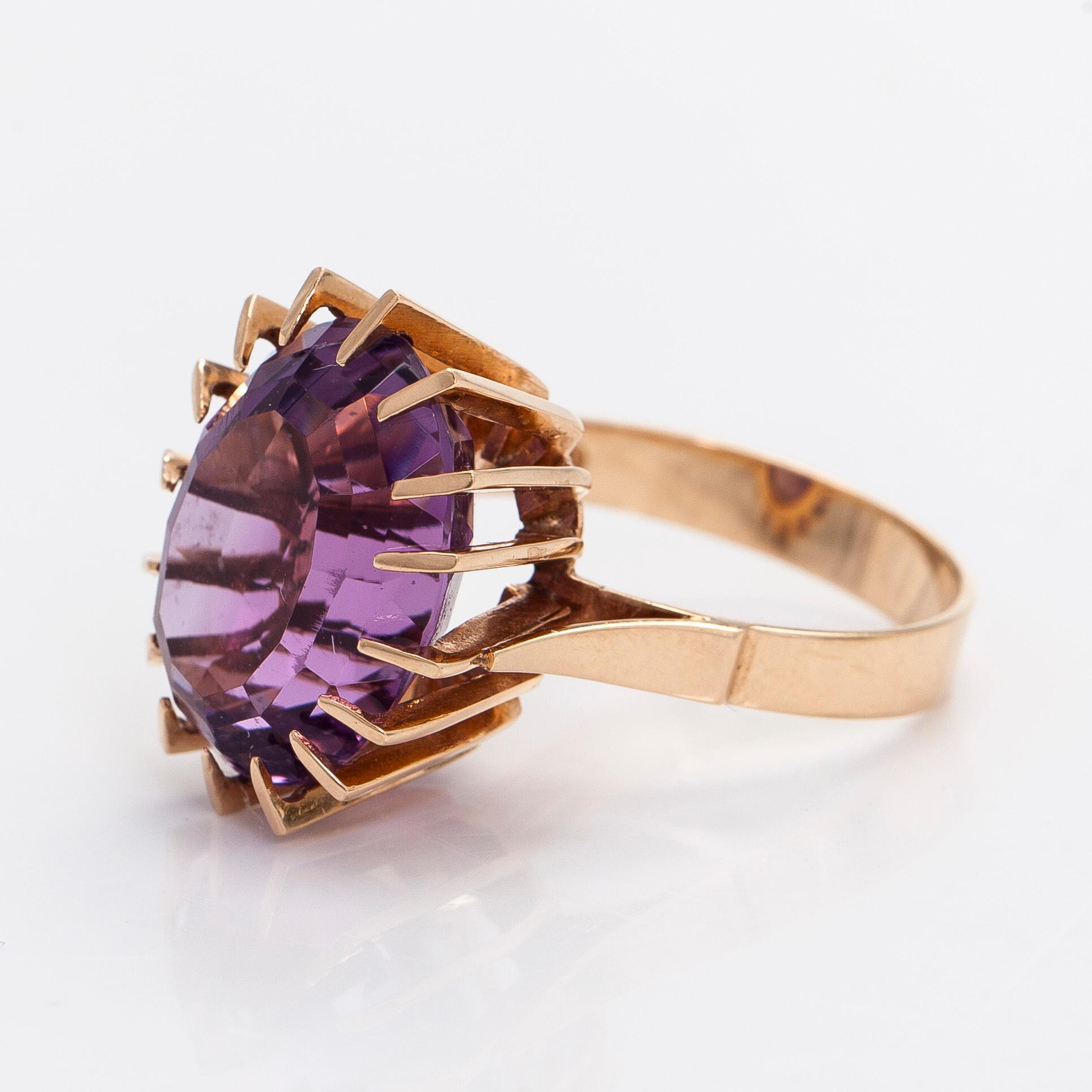 Ring, fasettslipad ametist, 14K guld, Helsingfors.
