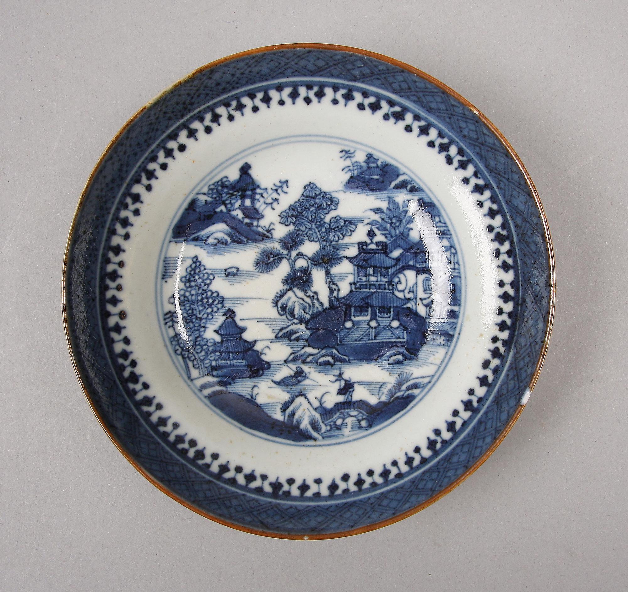 TEKOPPAR MED FAT, 4 st samt ASSIETTER, 2 st, porslin, Kina, 1700-1800-tal.