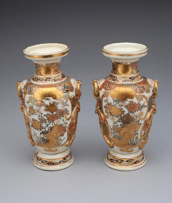 VASER, ett par, porslin, Satsuma, troligen Meiji, Japan tidigt 1900-tal.