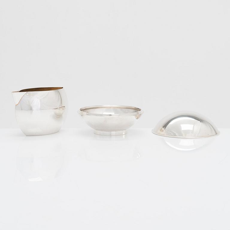 Pekka Piekäinen, a sterling silver cream jug and sugar bowl, J.A. Tarkiainen, Helsinki 1989.