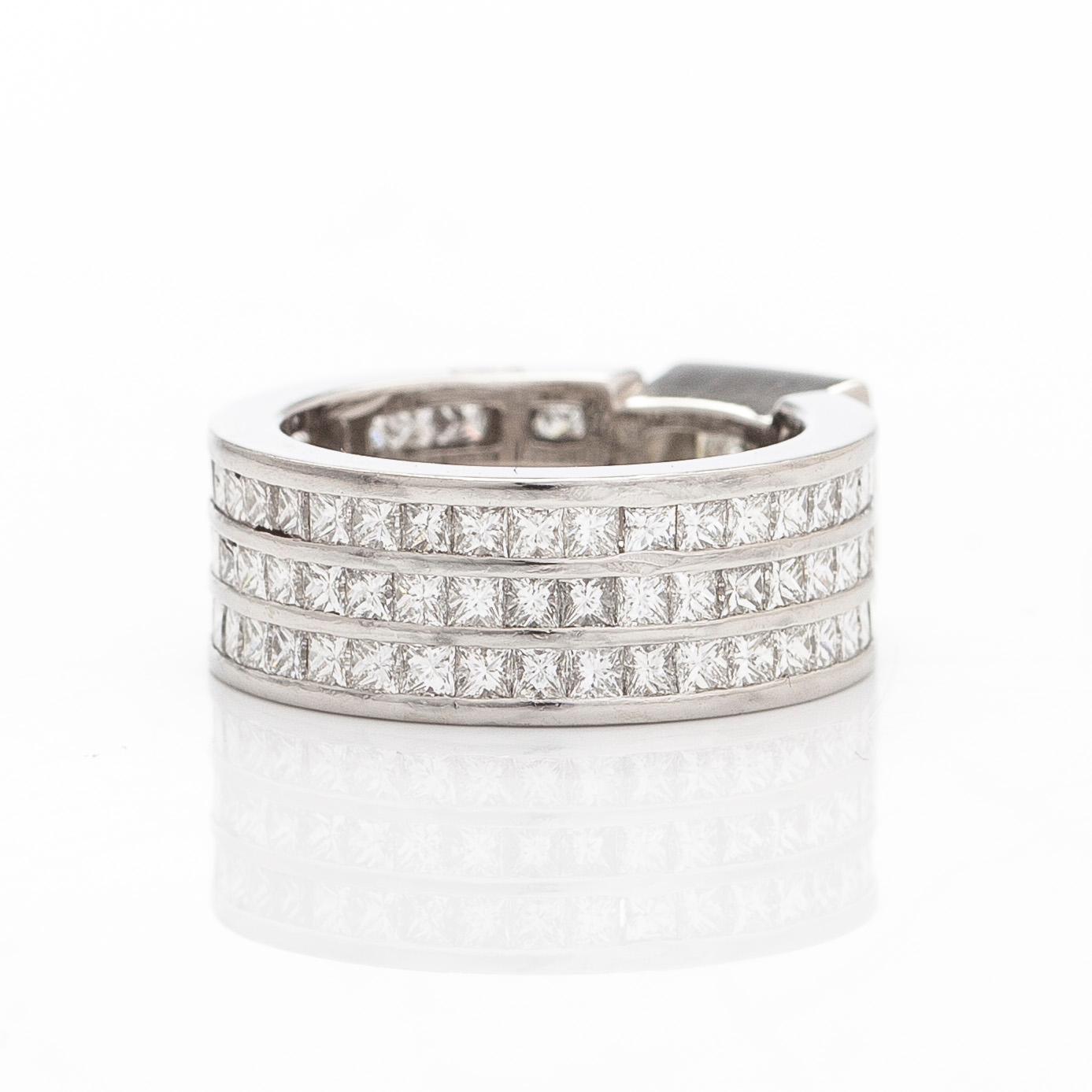 Sormus, platinaa ja princess-hiottuja timantteja yhteensä noin 4.21 ct.