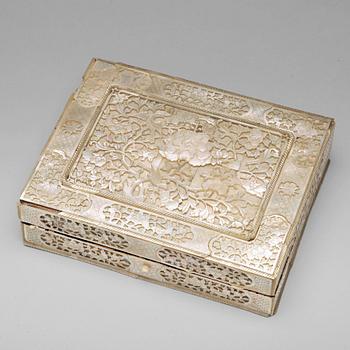 708. A mother of pearl inlayed box with cover, Qing dynasty, circa 1800.