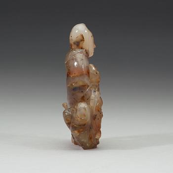 An agate figure of Guanyin, late Qing dynasty (1644-1912).