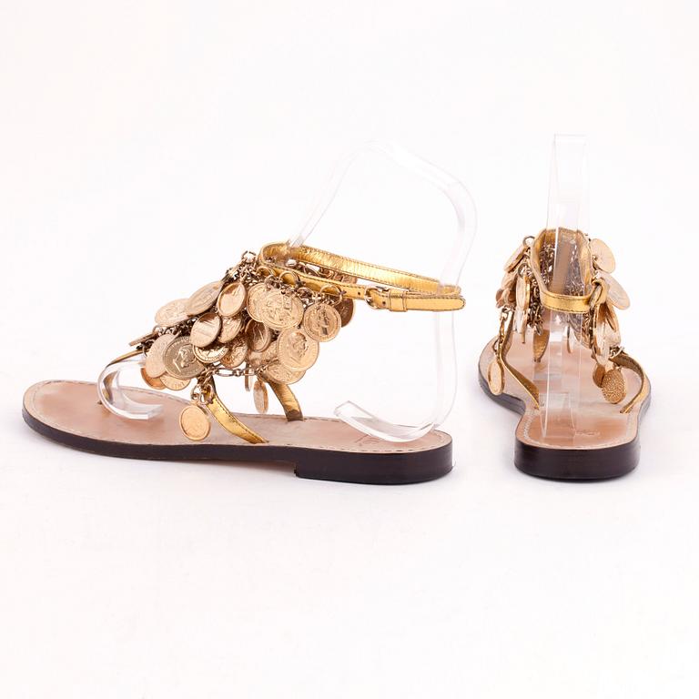 DOLCE&GABBANA, a pair of gold colored leather sandals. Size 37.