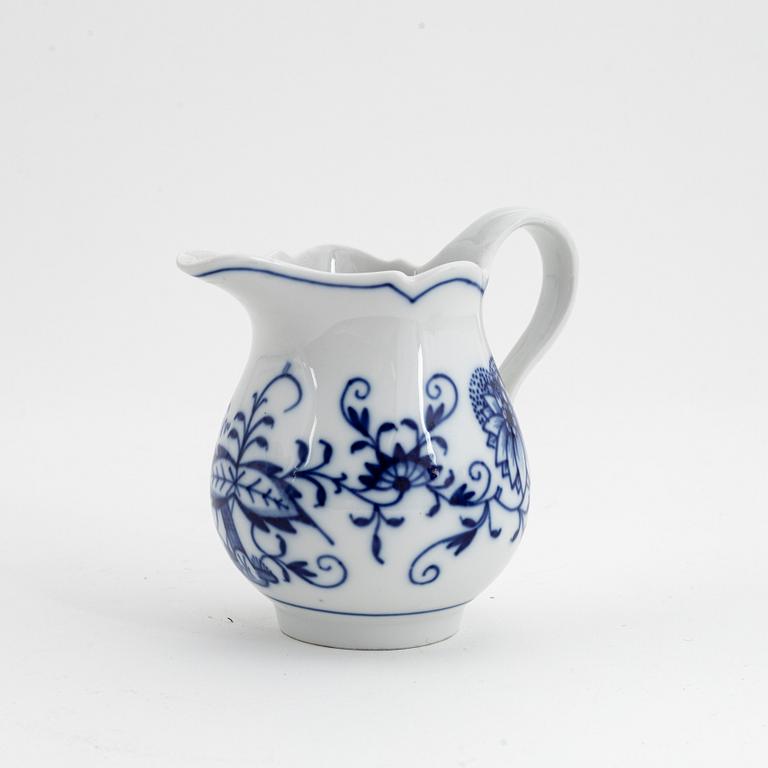 A 22-piece 'Blue Onion' porcelain coffee service, Meissen, first half of the 20th Century.