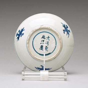 A blue and white crane dish, Ming dynasty (1368-1644).