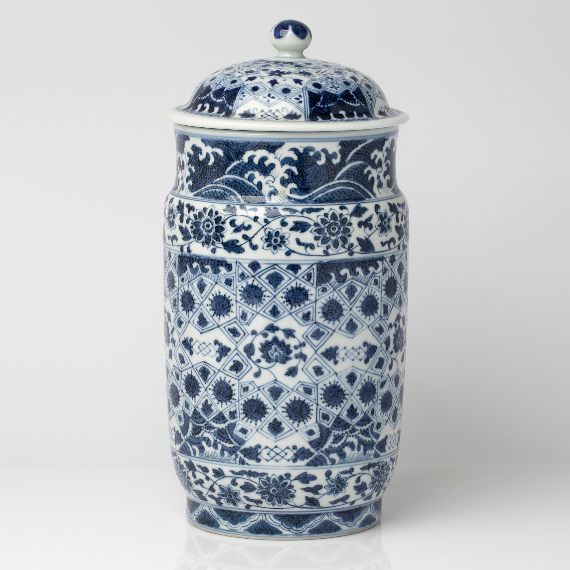 Urn with lid, China, 20th century.